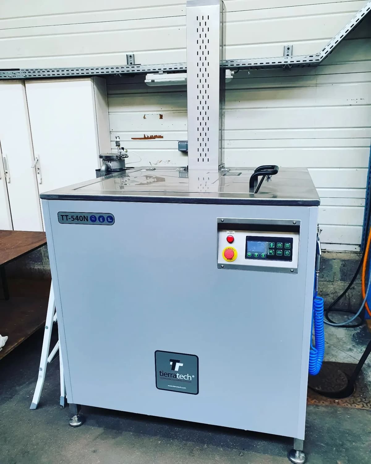 Machine à laver à ultrasons : ADIS 95 investit pour l'affûtage