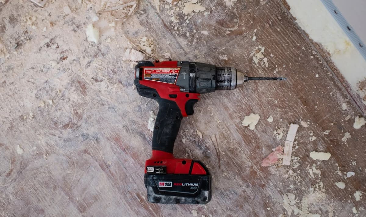 Atelier d'ébénisterie — détails au ciseau à bois sur une pièce en cours de finition