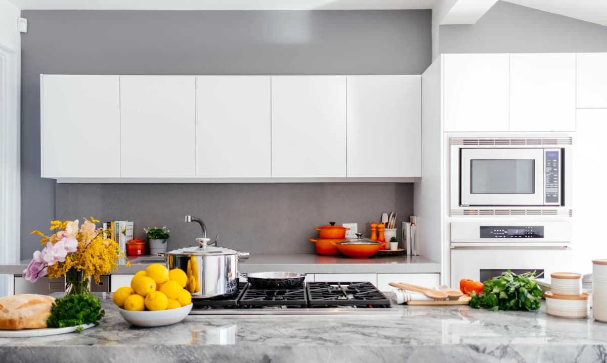 Comptoir d'un négociant outillage — gamme d'outils présentée sur un mur